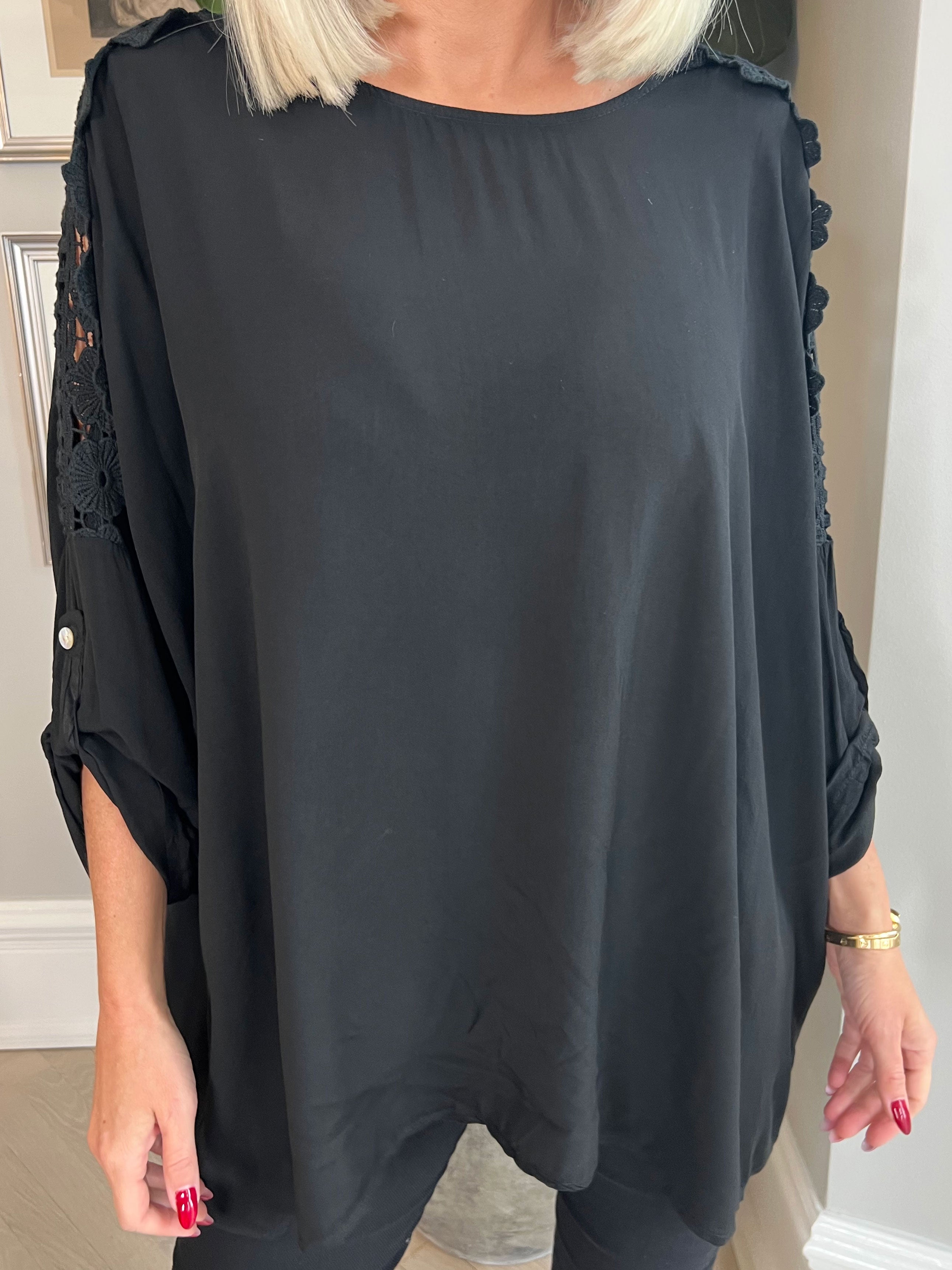 Flora - Sød bluse i viskose med broderinger på ærmerne